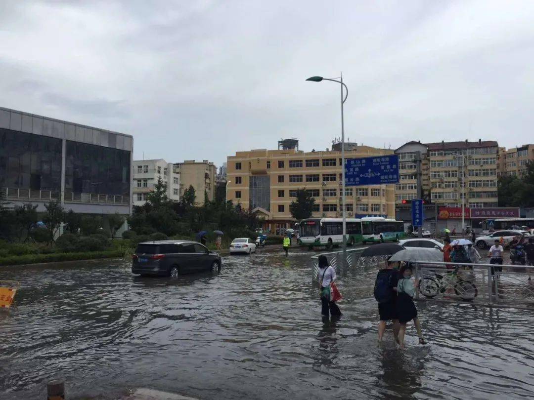 青岛遭遇暴雨洗礼，城市应对自然挑战的一天